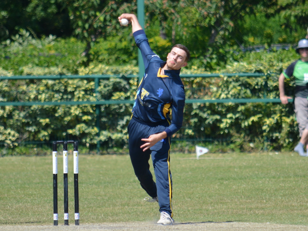 Ben Beaumont bowling for Devon against Berkshire<br>credit: Conrad Sutcliffe - no re-use without copyright owner's consent