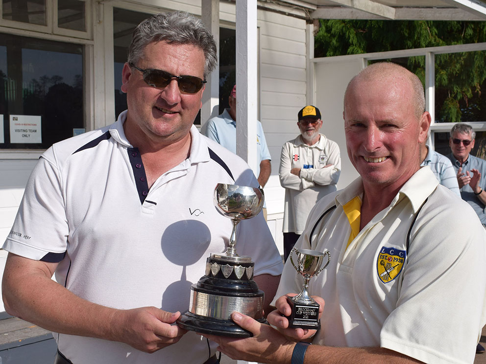 Valeport MD Matt Quartley (left) hands the Brockman Cup to winning captain Mike Wright<br>credit: Conrad Sutcliffe - no re-use without copyright owner's consent