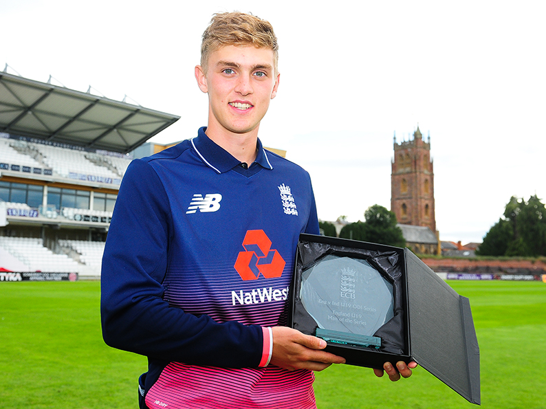 Tom Lammonby with is man of the series award<br>credit: www.ppauk.com/photo/1358893/ Tom Lammonby with is man of the series award<br>credit: www.ppauk.com/photo/1358893/