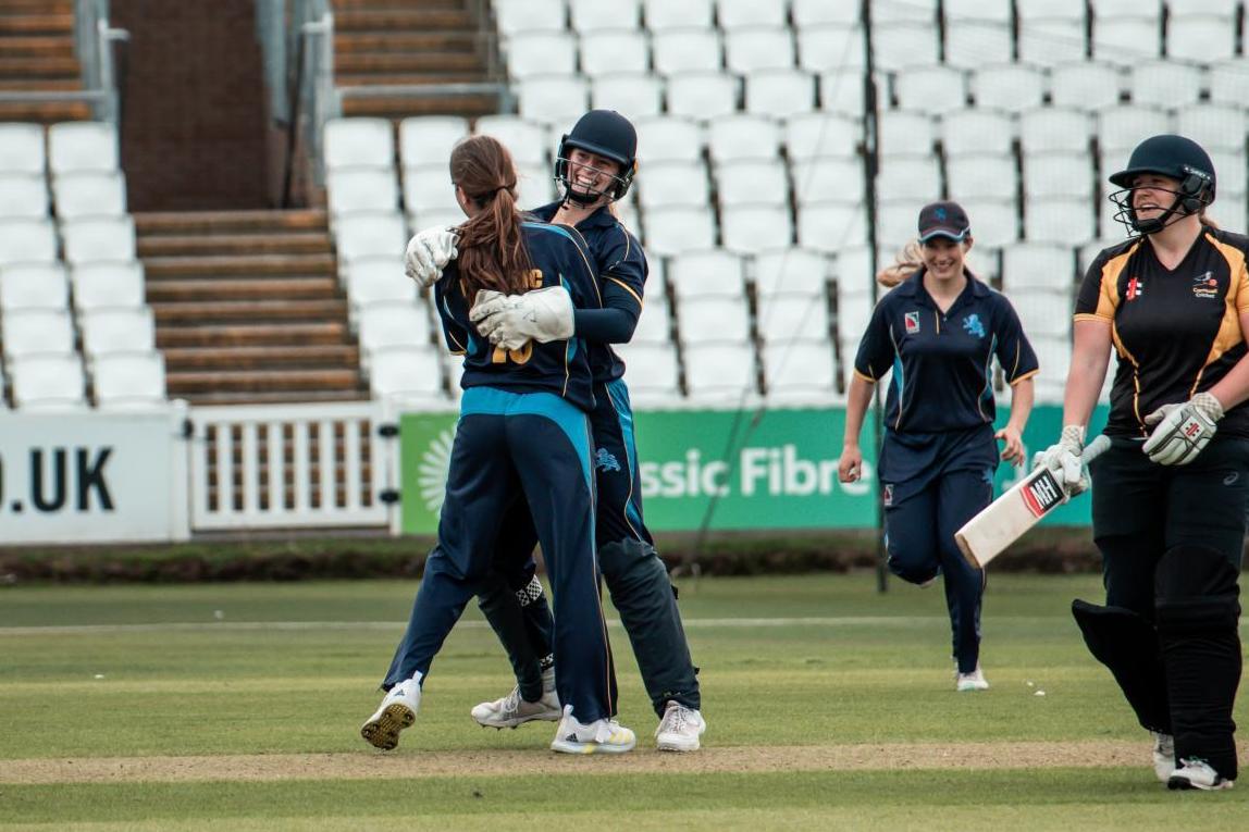 Erin Vukusic celebrates with Amelie Munday after bowling the decisive dot ball.