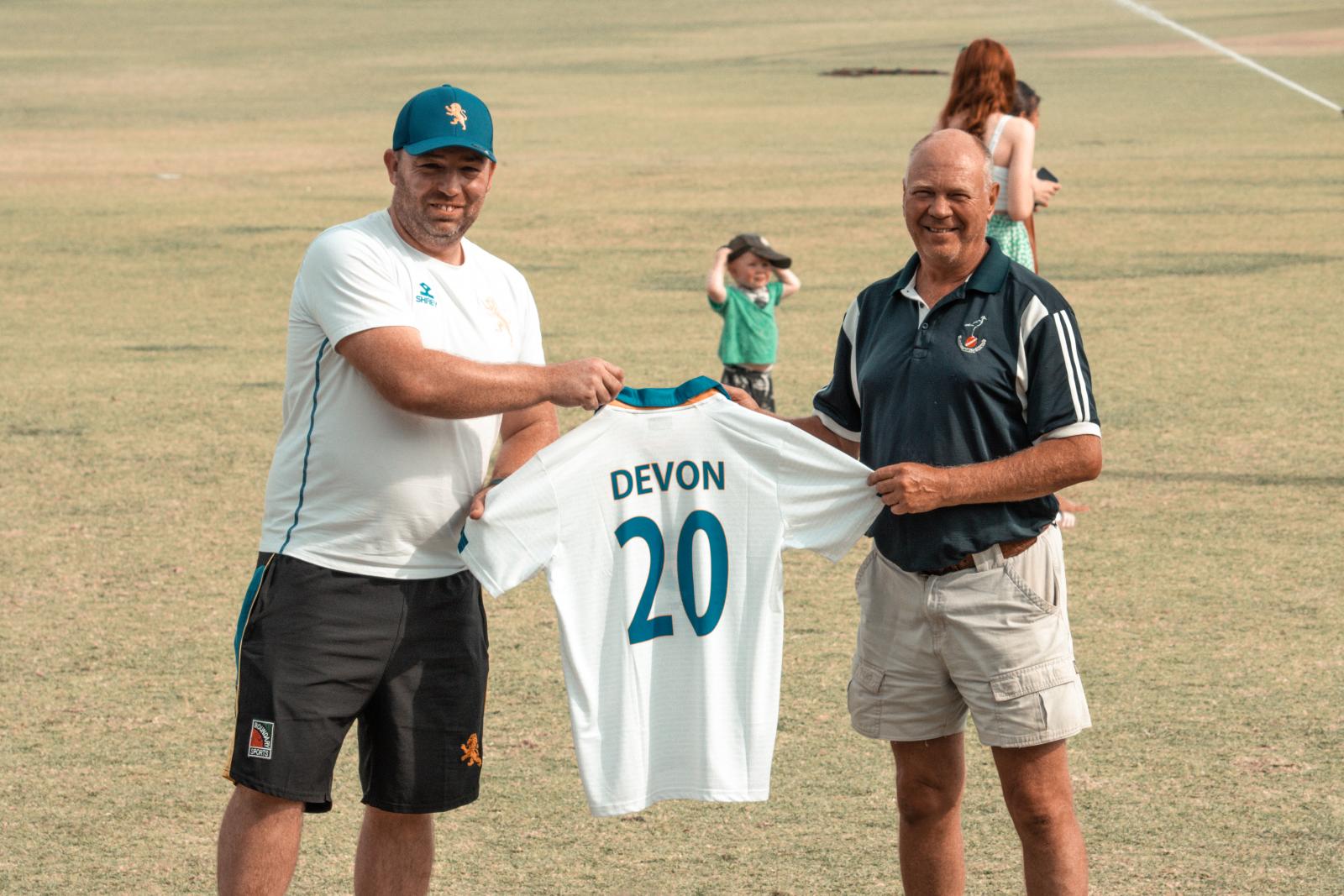 Matt Cooke presents Frik Rossouw with a 20th anniversary commemorative shirt.