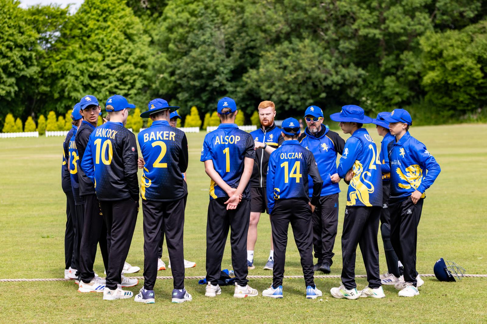 Niall Leahy (centre) with the Under 14 Boys this summer. credit: Mark Lockett Photography